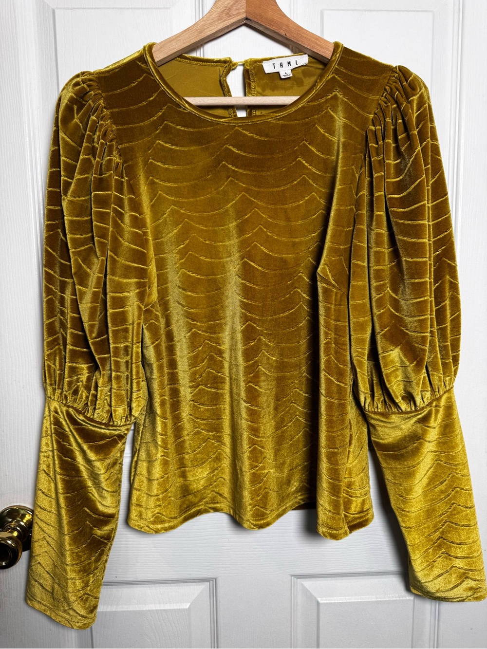 THML Gold Velvet Scallop Burnout Puff Bell Sleeve Holiday Top Large